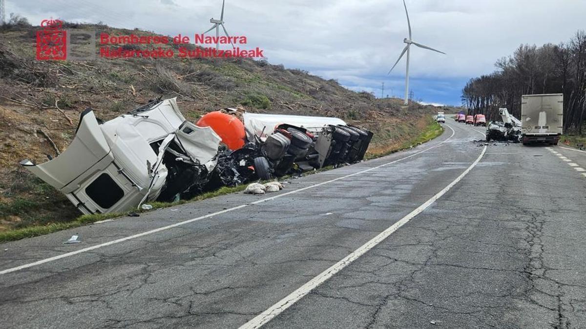 Imagen de los vehículos implicados en el accidente en Cadreita. BOMBEROS DE NAVARRA