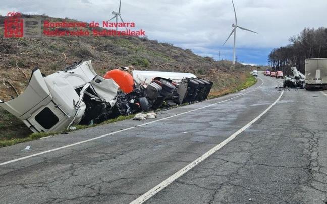 Imagen de los vehículos implicados en el accidente en Cadreita. BOMBEROS DE NAVARRA Imagen de los vehículos implicados en el accidente en Cadreita. BOMBEROS DE NAVARRA