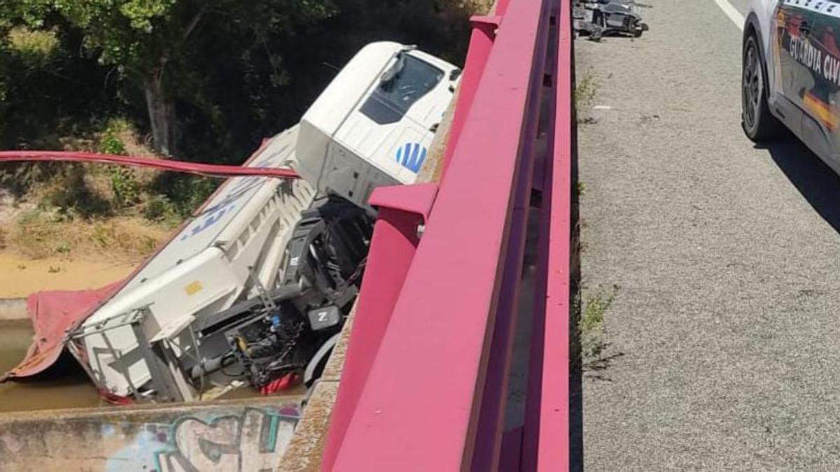 Camión accidentado en el canal de Lodosa. CEDIDA