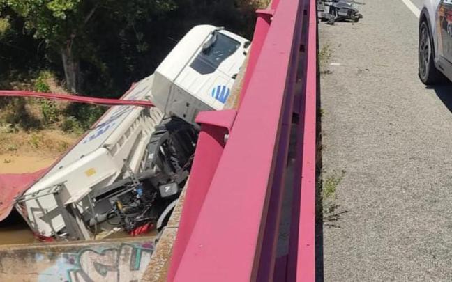 Camión accidentado en el canal de Lodosa. CEDIDA