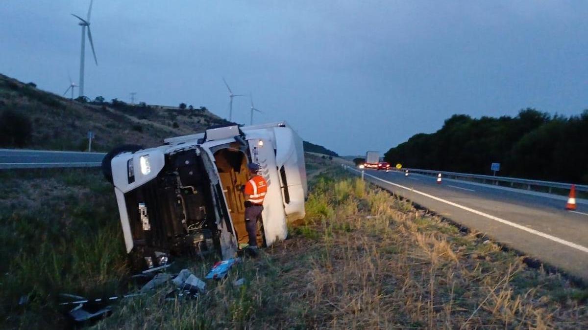 Un agente de Policía Foral, en el lugar del accidente. CEDIDA