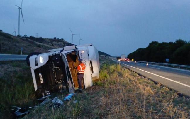 Un agente de Policía Foral, en el lugar del accidente. CEDIDA