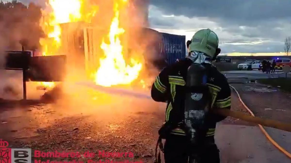 Un bombero intentando apagar el fuego en el camión involucrado en el accidente. Cedida