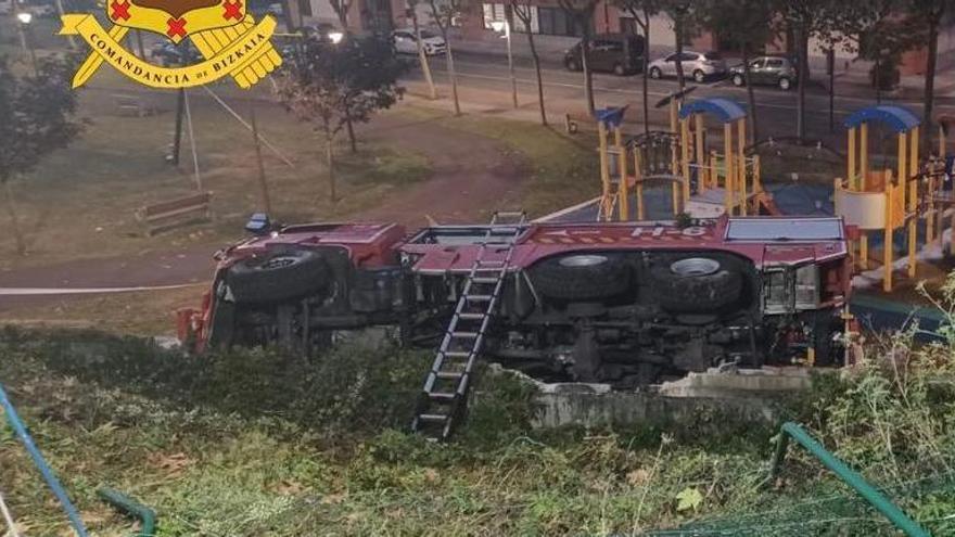 Imagen del camión de bomberos volcado. G.C.