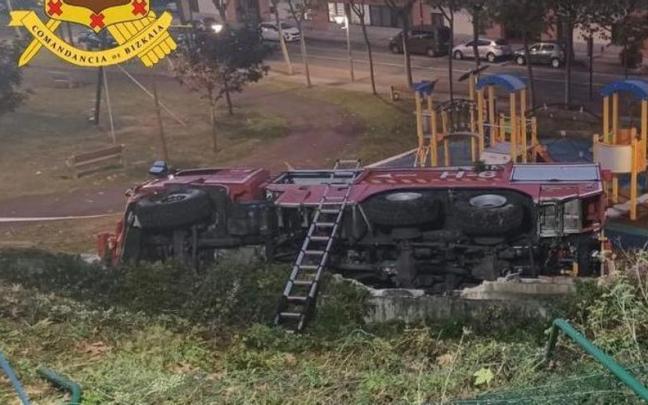 Imagen del camión de bomberos volcado. G.C.
