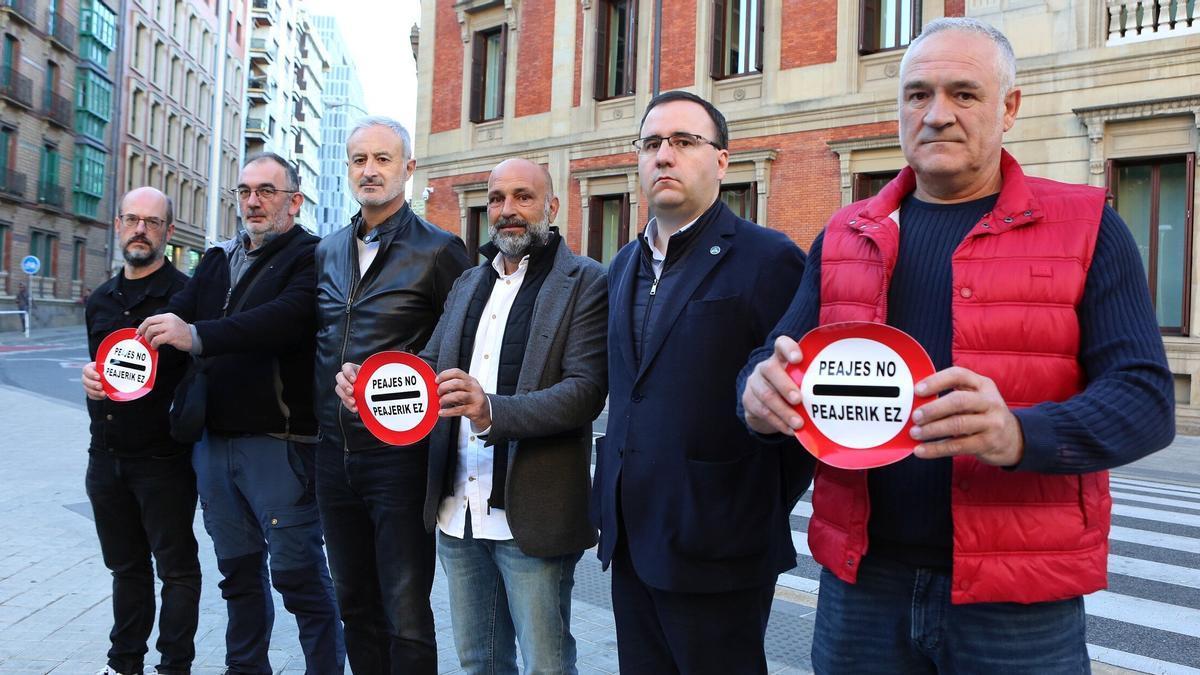Representantes de los transportistas, ante el Parlamento de Navarra Javier Bergasa