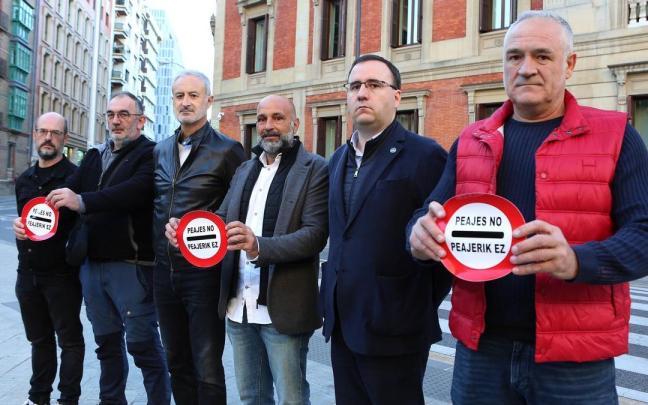 Representantes de los transportistas, ante el Parlamento de Navarra Javier Bergasa