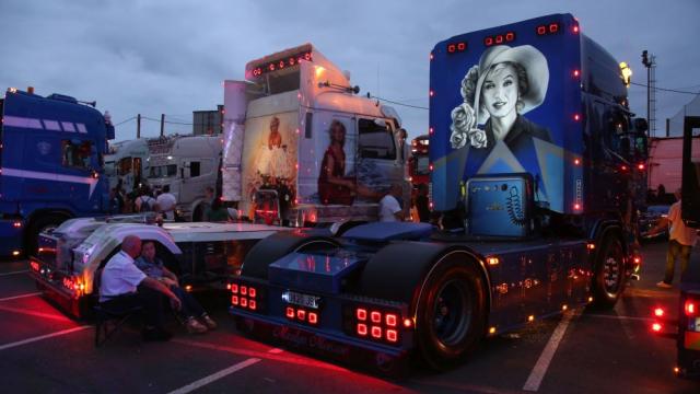 El Concurso nocturno de iluminación de los camiones llama siempre la atención del público en las campas de Ansio