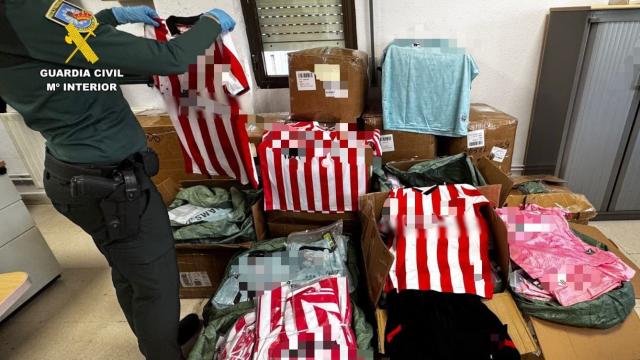 Camisetas falsificadas del Athletic Club incautadas por la Guardia Civil. GUARDIA CIVIL X