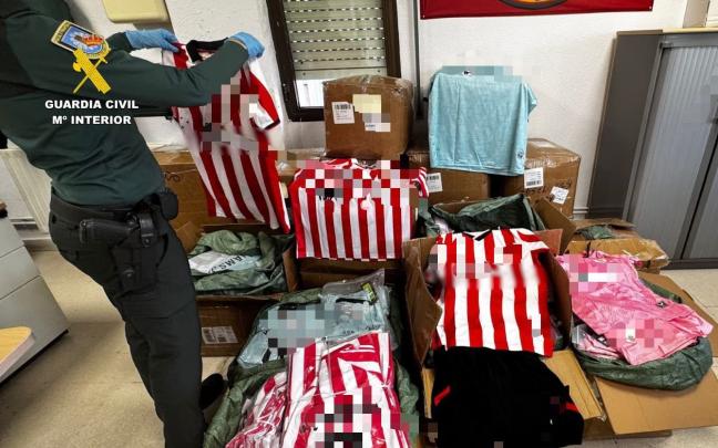 Camisetas falsificadas del Athletic Club incautadas por la Guardia Civil. GUARDIA CIVIL X