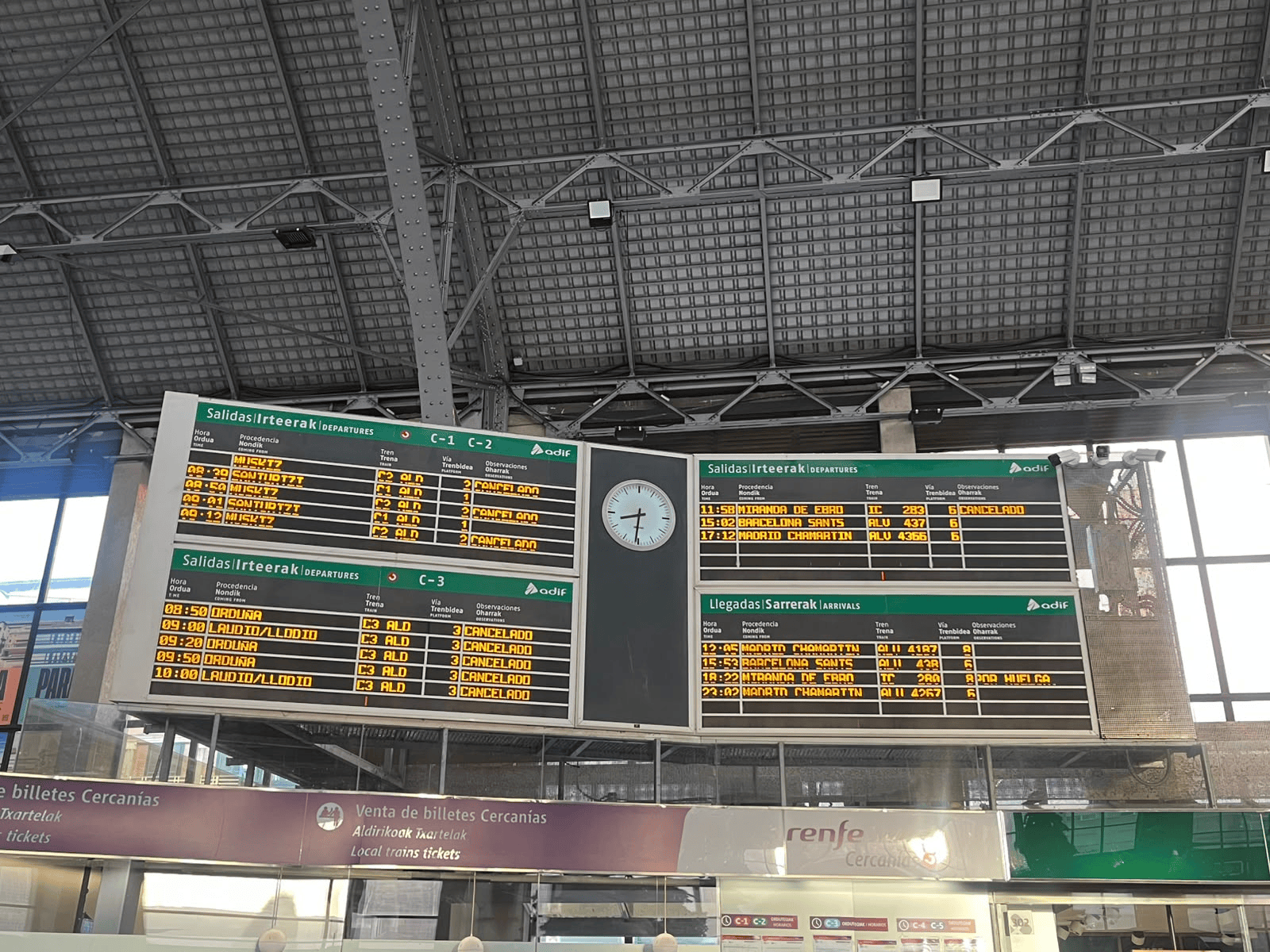 Imagen de los paneles que informan de las cancelaciones en la estación de Abando. ONDA VASCA