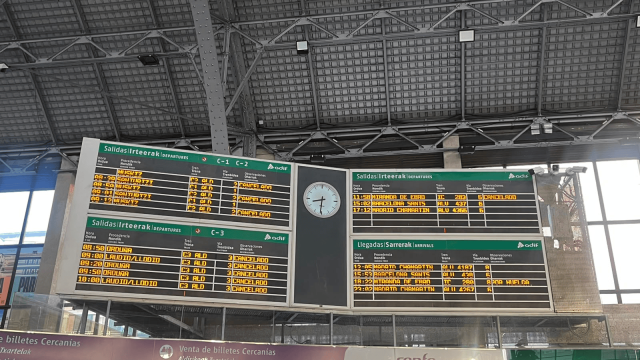 Imagen de los paneles que informan de las cancelaciones en la estación de Abando. ONDA VASCA
