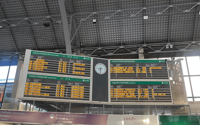 Imagen de los paneles que informan de las cancelaciones en la estación de Abando. ONDA VASCA