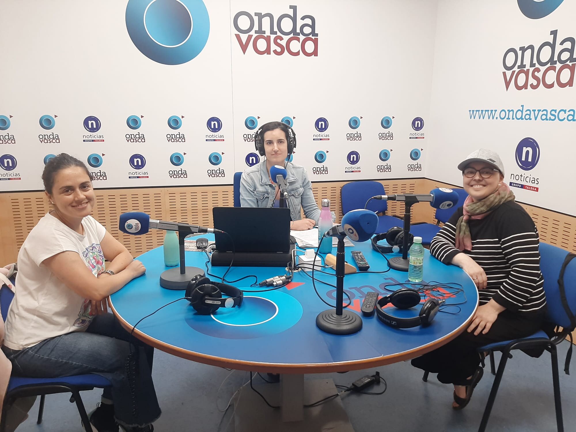 Rosa Salvado y Leire Sañudo en los estudios de ONDA VASCA