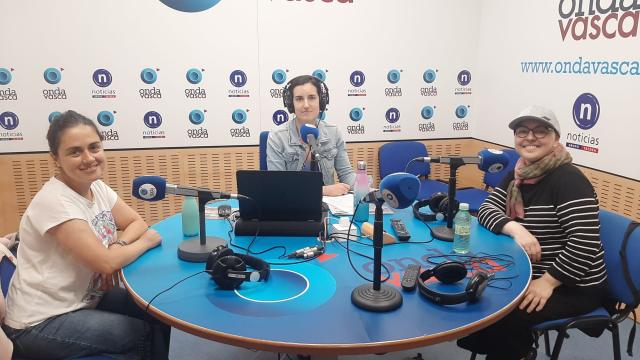 Rosa Salvado y Leire Sañudo en los estudios de ONDA VASCA