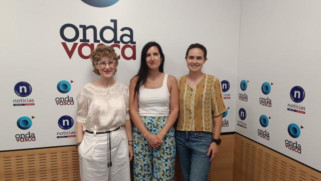 Elena Mintegia y María Larrinaga con Iranzu Calvo