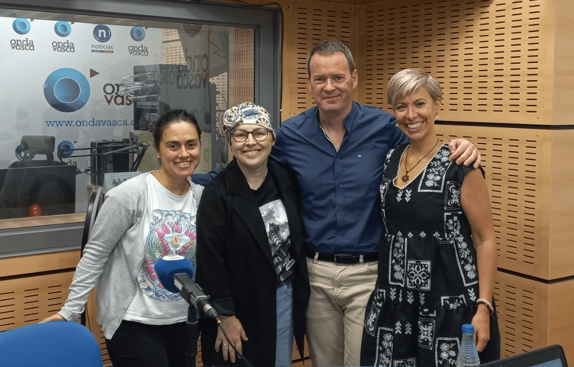 Leire, Rosa e Izaskun con Tema Gutiérrez en los estudios de ONDA VASCA