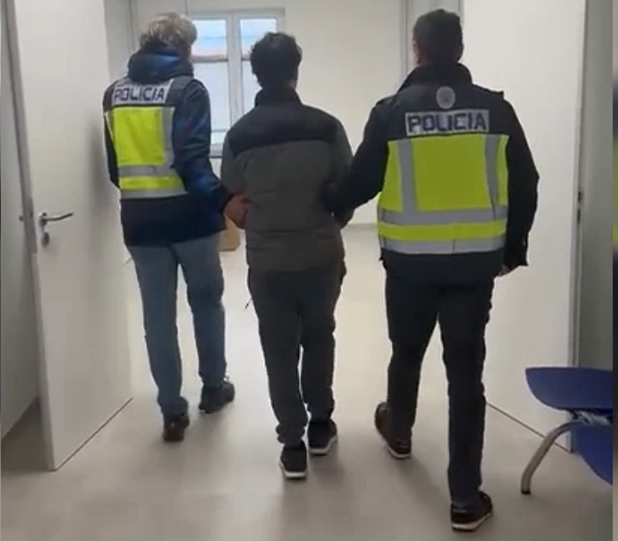 Sacaba fotos a menores en la calle o piscinas y los desnudaba luego con IA