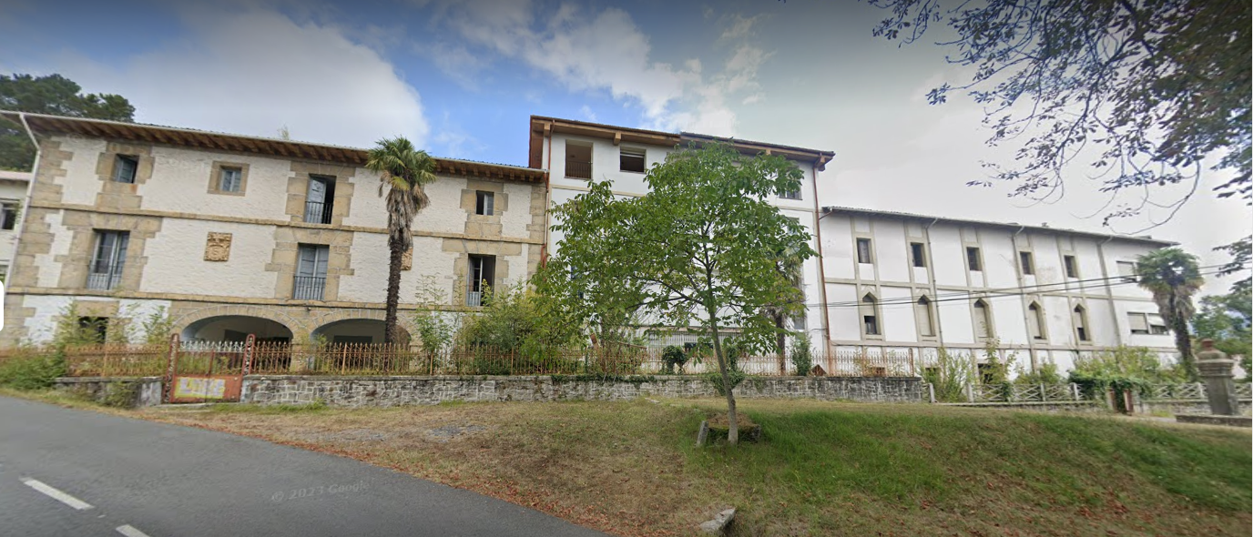 Vista del edificio afectado en el pasado mes de agosto. Foto: Google