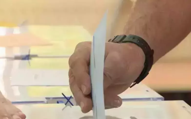 Una persona vota en unas elecciones. EP