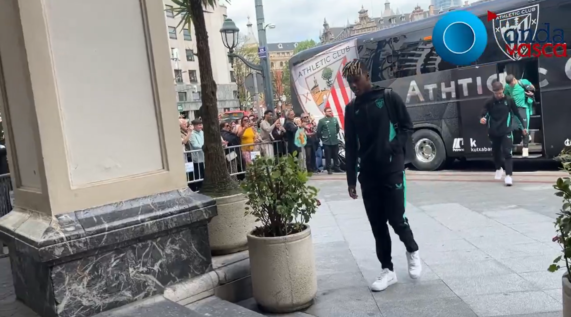 Nico Williams accede al hotel antes de medirse a la UD Las Palmas 