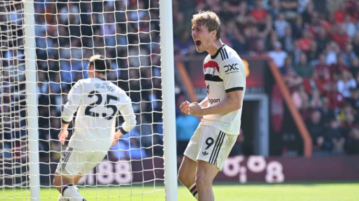 Rasmus Hojland anota en la portería de Kepa el úktimo gol del United antes de viajar a Bilbao. / MANCHESTER UNITED FC