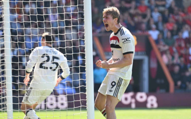 Rasmus Hojland anota en la portería de Kepa el úktimo gol del United antes de viajar a Bilbao. / MANCHESTER UNITED FC