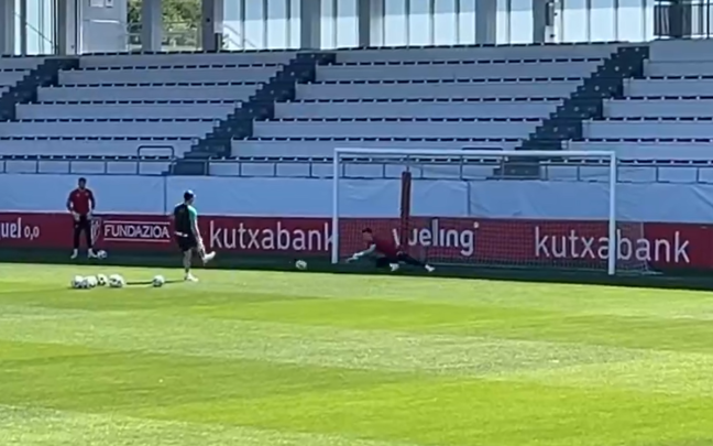 Julen Agirrezabala y Unai Simón se ejercitan en la jornada de hoy Julen Agirrezabala y Unai Simón se ejercitan en la jornada de hoy