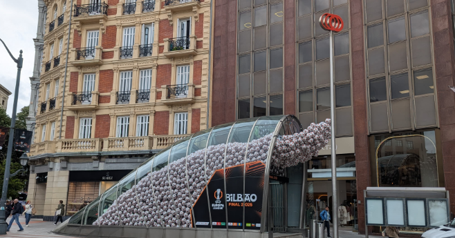 Aspecto que durante estos días presenta el exterior de la parada de Metro Bilbao en la plaza Moyua