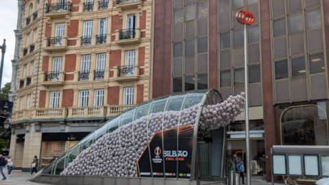 Aspecto que durante estos días presenta el exterior de la parada de Metro Bilbao en la plaza Moyua Aspecto que durante estos días presenta el exterior de la parada de Metro Bilbao en la plaza Moyua
