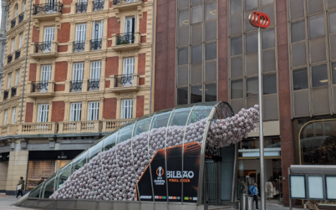Aspecto que durante estos días presenta el exterior de la parada de Metro Bilbao en la plaza Moyua