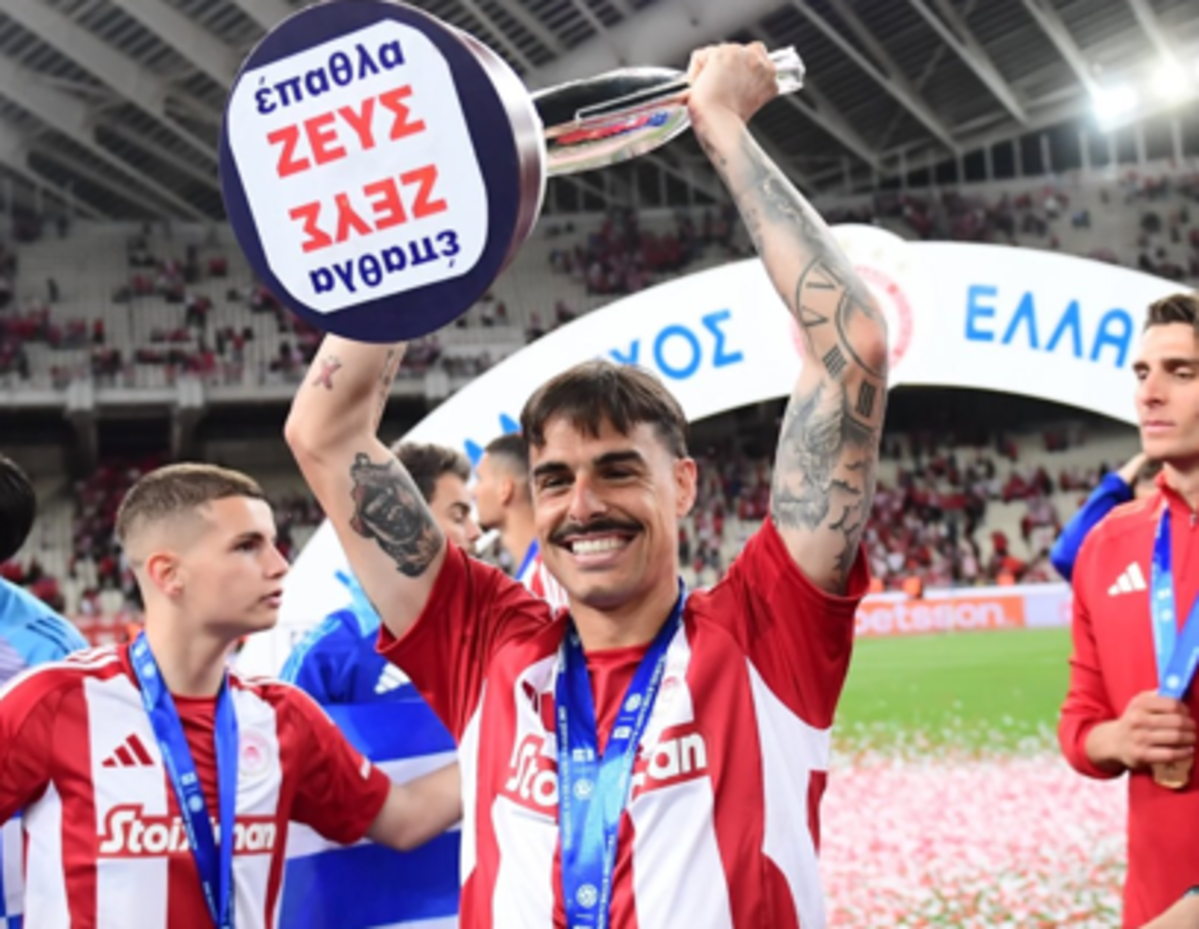 Dani García levante el título copero recientemente conquistado en Grecia. / OLYMPIACOS FC