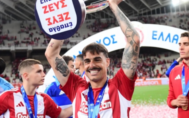Dani García levante el título copero recientemente conquistado en Grecia. / OLYMPIACOS FC Dani García levante el título copero recientemente conquistado en Grecia. / OLYMPIACOS FC
