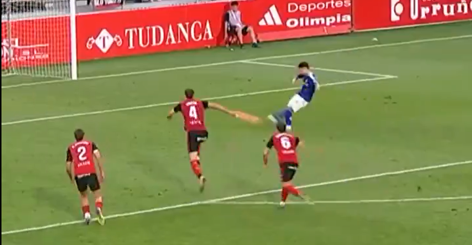 Unai Egiluz salta dentro del área para beneficiarse de la norma arbitral / La Liga