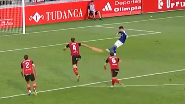 Unai Egiluz salta dentro del área para beneficiarse de la norma arbitral / La Liga Unai Egiluz salta dentro del área para beneficiarse de la norma arbitral / La Liga