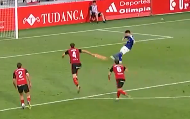 Unai Egiluz salta dentro del área para beneficiarse de la norma arbitral / La Liga