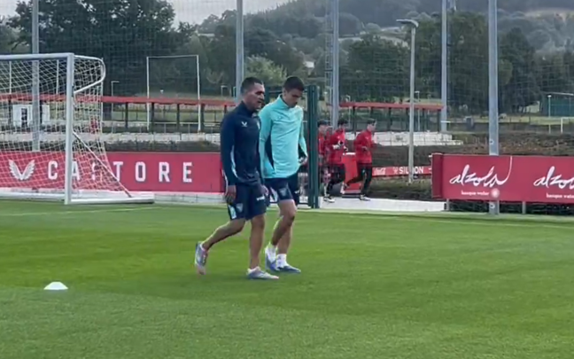 Iñigo Ruiz de Galarreta se ejercita al margen en Lezama