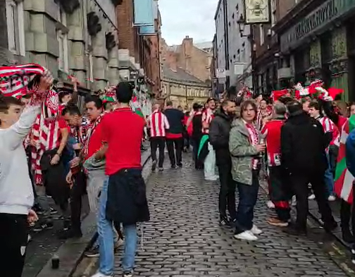 Aficionados del Athletic disfrutan en Newcastle en la previa de la Champions League