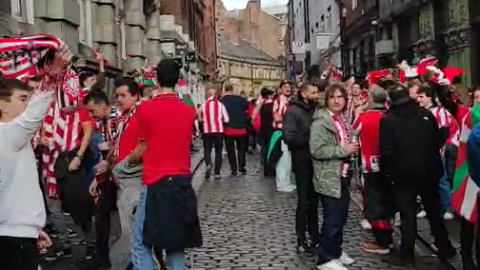 Aficionados del Athletic disfrutan en Newcastle en la previa de la Champions League