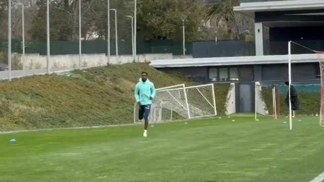 Iñaki Williams trabaja al margen en Lezama