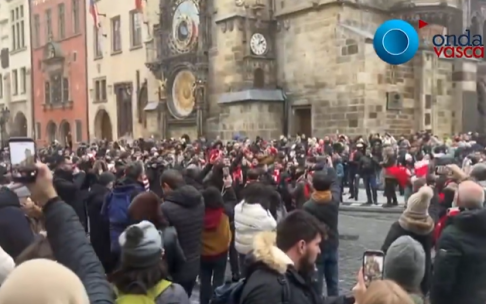 La afición del Athletic en la previa del partido ante el Slavia praga