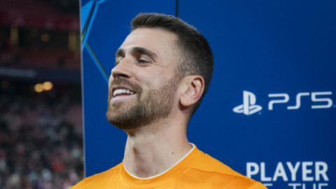 Unai Simón recoge el trofeo MVP ante el PSG /Athletic Club