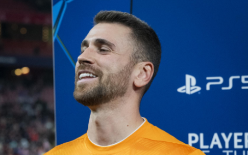 Unai Simón recoge el trofeo MVP ante el PSG /Athletic Club