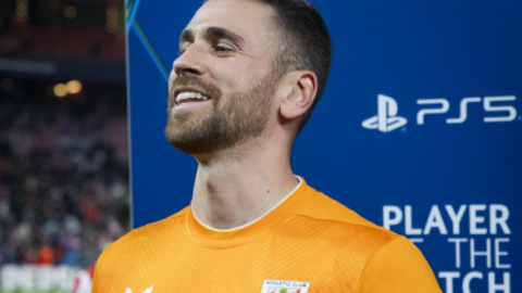 Unai Simón recoge el trofeo MVP ante el PSG /Athletic Club