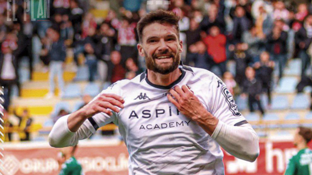 Eneko Satrustegi celebra el gol del ascenso de la Cultural Leonesa / Cultural Leonesa