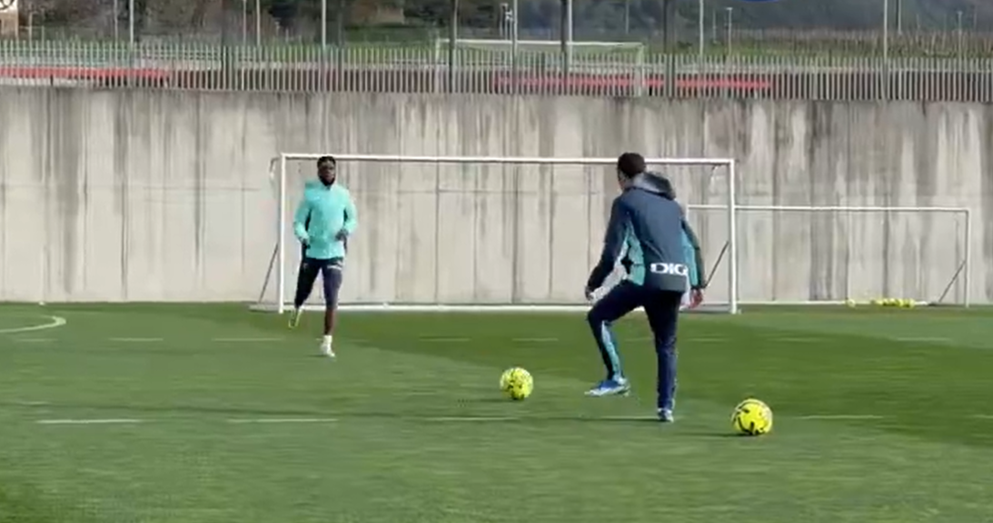 Iñaki Williams toca balón en Lezama / Athletic Club