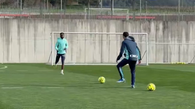 Iñaki Williams toca balón en Lezama / Athletic Club