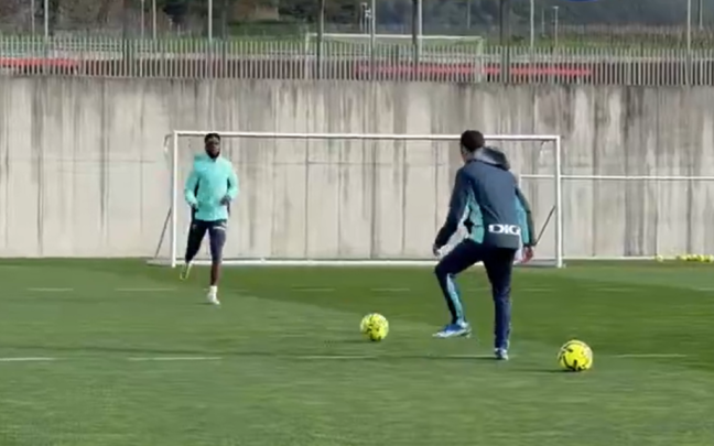 Iñaki Williams toca balón en Lezama / Athletic Club