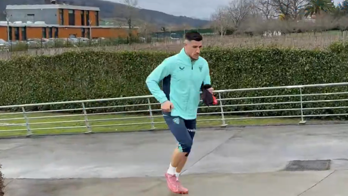 Yuri Berchiche vuelve al grupo una semana después de retirarse del campo ante el Levante