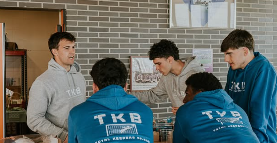 Unai Goti y Aitor Pérez durante una formación de TKB / @totalkeepers